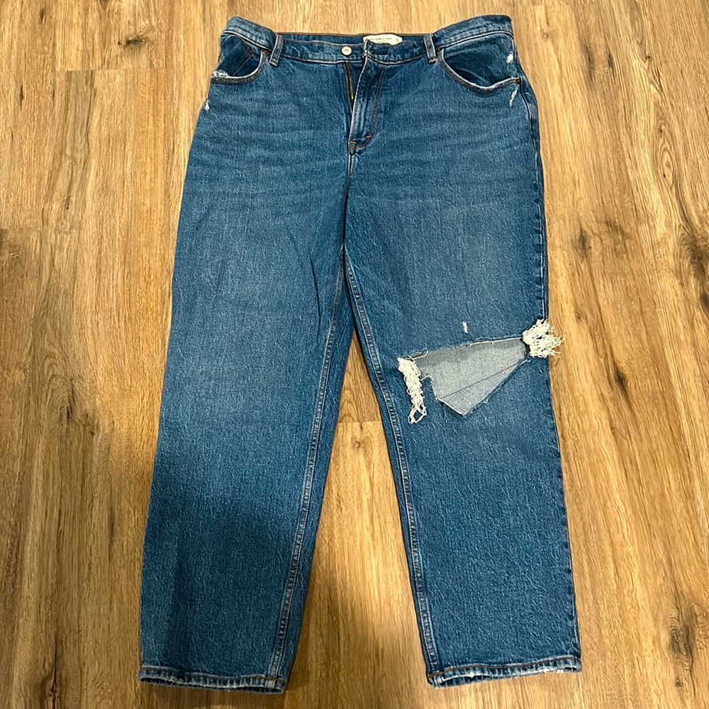 Abercrombie and fitch 90’s straight ultra high rise curve love. Size 33/16 short